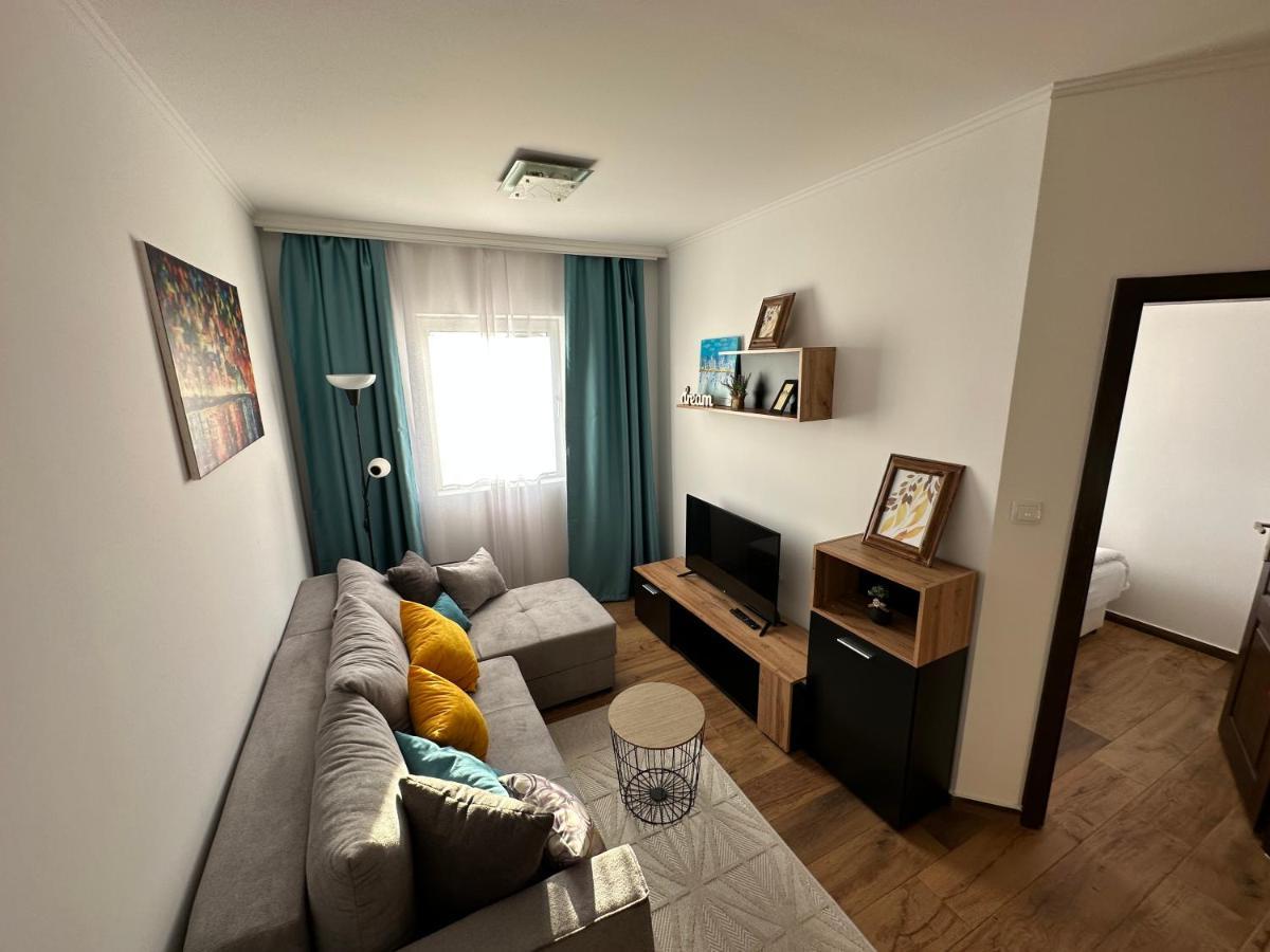 Sky Lux Apartmani Surčin Eksteriør billede